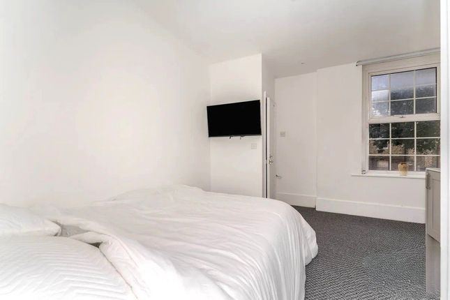 Second Floor Rear Flat, 35 Bond Street, London photo 2