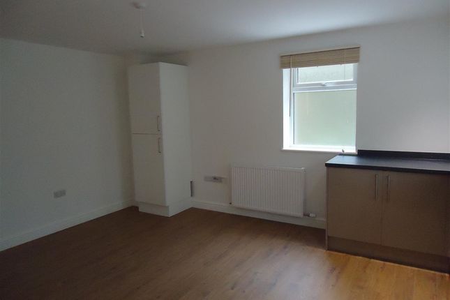 Flat 5, 23a, Willow Drive, Llanmartin photo 3