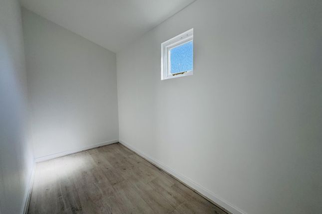 14, The Hovel, Crawley photo 2