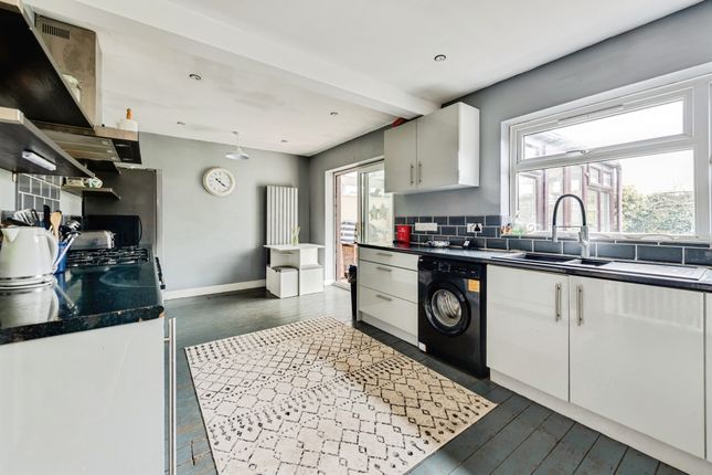 8, Dovecote Close, Aylesbury photo 4