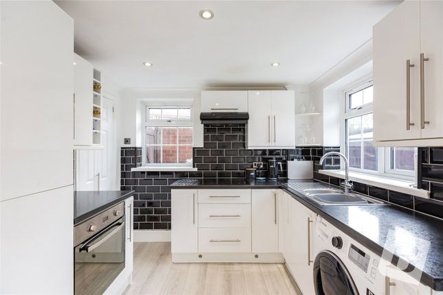5, Esmond Close, Rainham photo 4