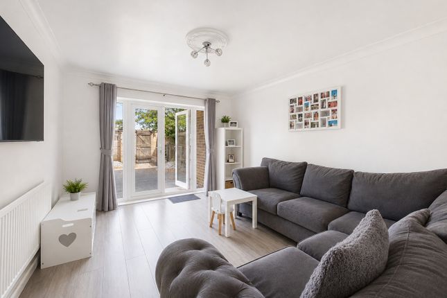 8, Hawthorne Court, Stanwell photo 2