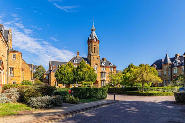 2-bed flat on Flat 6, Elizabeth House,, Keele Close, Hertfordshire, £300,000