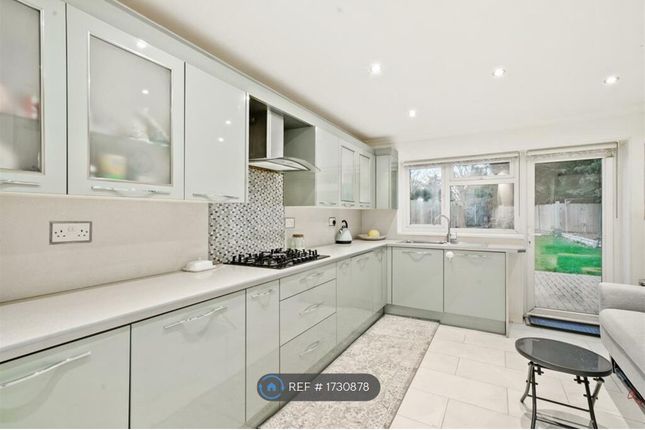 Kingsmead Drive, Northolt photo 4