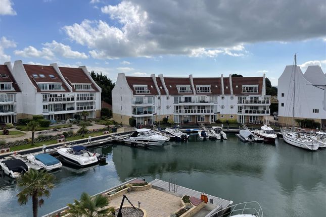 Thumbnail Flat to rent in Lake Avenue, Hamworthy, Poole