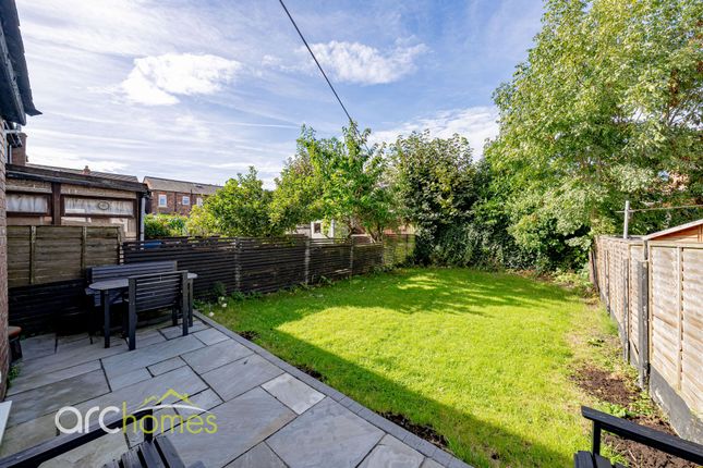 7 Carr Common Road, Wigan photo 4