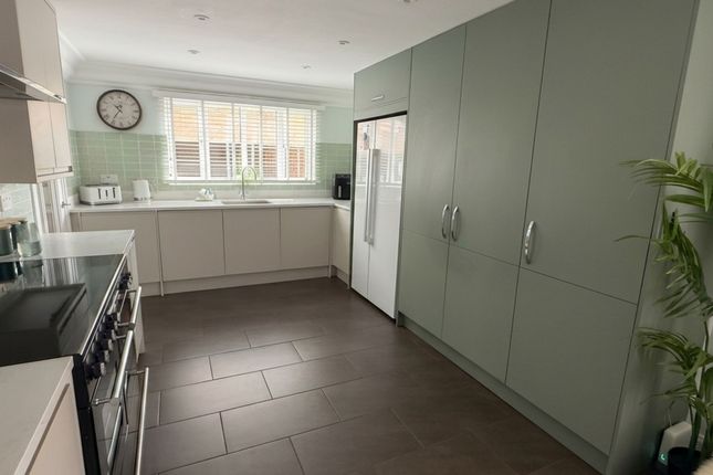 124 Kestrel Way, Luton photo 3