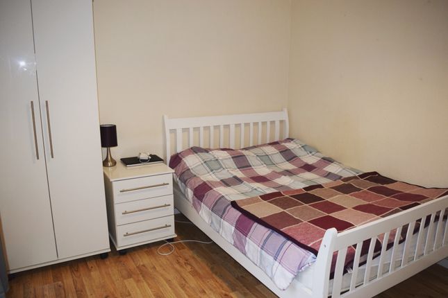 Room to rent in Hollybush House, Room 3, Hollybush Gardens, Bethnal Green
