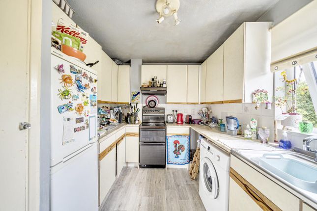 65 The Seasons, September Way, Stanmore photo 3