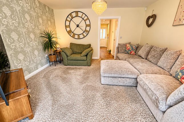 53, Hawthorn Lane, Cleckheaton photo 2