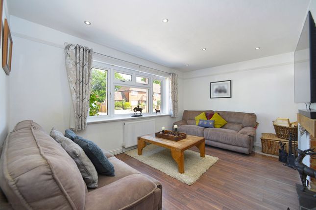 13 Lashmere, Cranleigh, Surrey photo 2