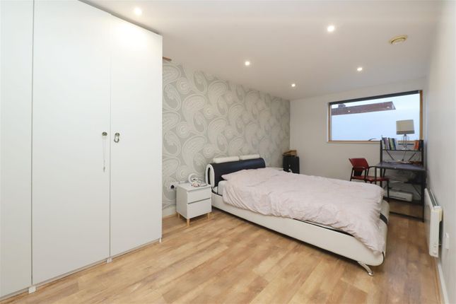 5 Crown Apartments, Westholme Gardens, Ruislip photo 3
