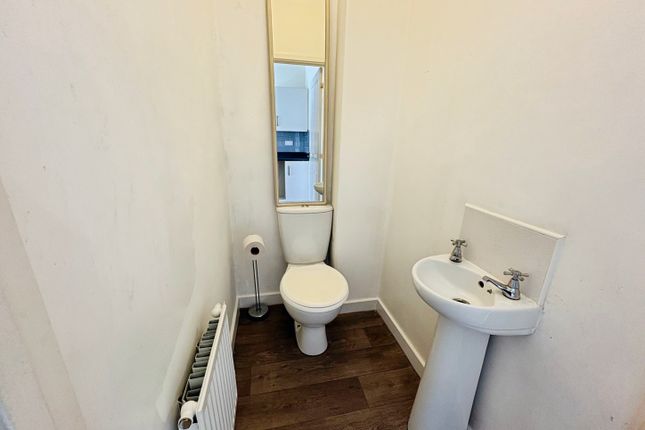 19, Symons Crescent, Sheffield photo 4