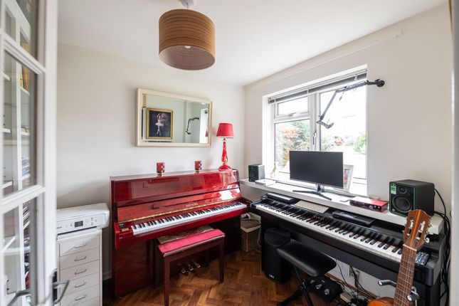 56 Brooklands Way, Redhill photo 4