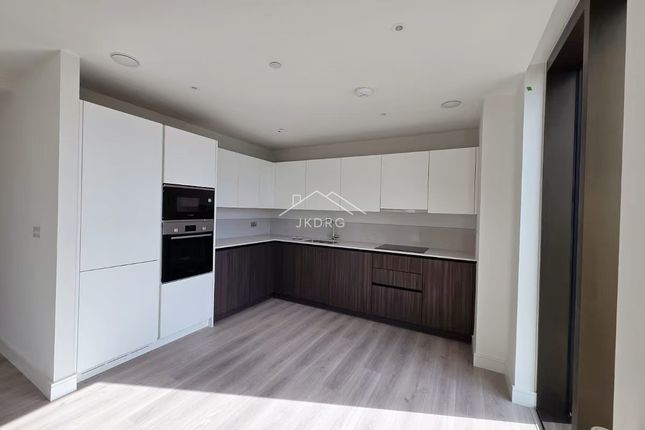 2306menara, London photo 2