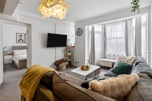 Flat 71, Colne Court, Emlyn Gardens, Hammersmith photo 2