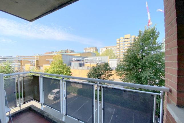 Flat for sale in North Bank, London