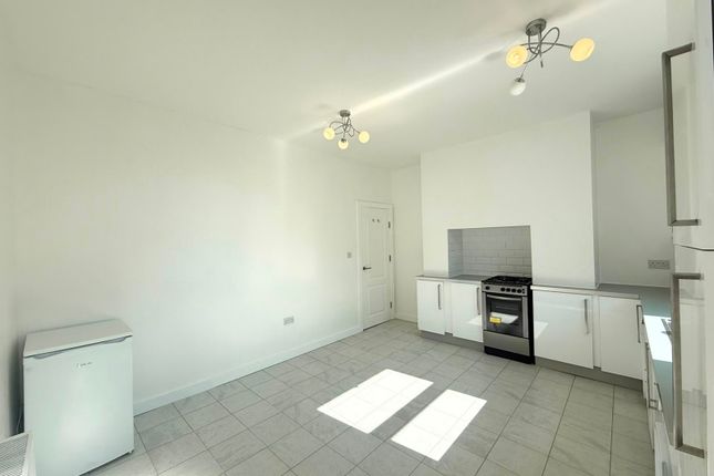 Ground Floor Basement Flat, 33, Hayleigh Mount, West Yorkshire photo 3