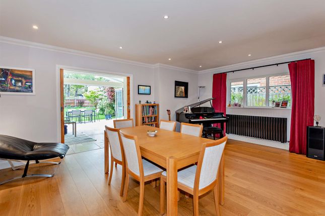 16, Barnway, Englefield Green photo 4