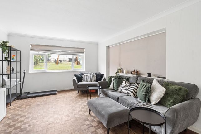 14 Catsey Woods, Bushey photo 2