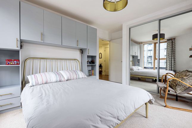 Flat for sale in Compass House, Wapping, London