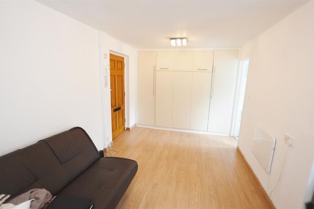 6, Elmley Close, Beckton photo 4