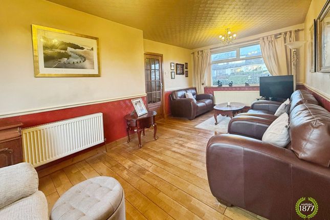 14 Cowley Crescent, Burnley photo 4