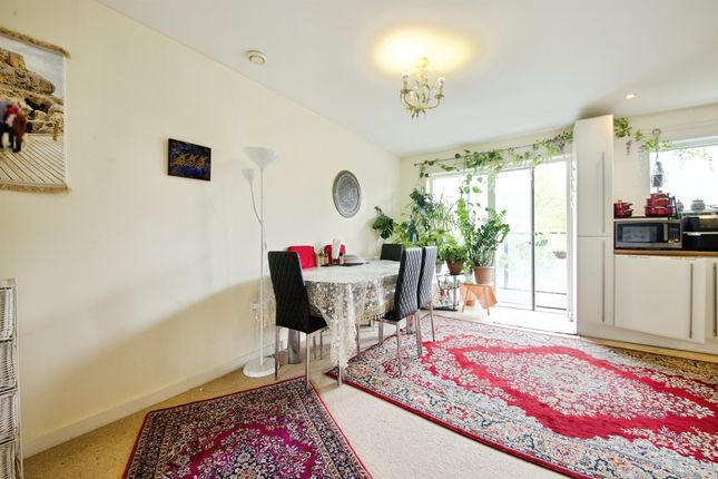 Flat 5, Walbrook Court, 2, Amias Drive, Edgware photo 3