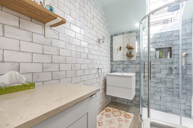Flat Flat 5, 3, Thurleigh Road, London photo 4