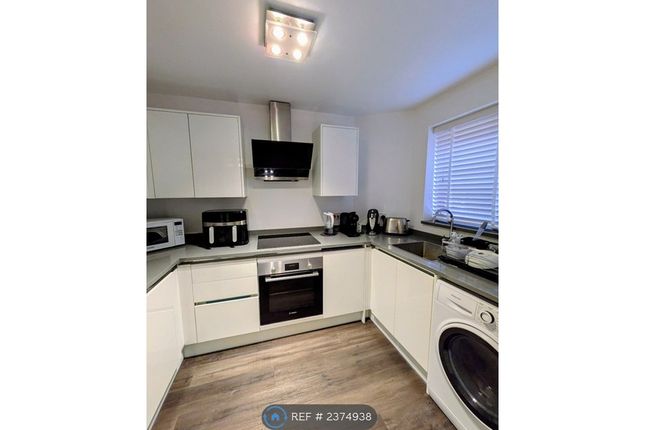 Flat, St Swithins Court Polehampton Close, Twyford, Reading photo 2