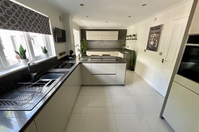 11, Maenol Glasfryn, Llanelli photo 3