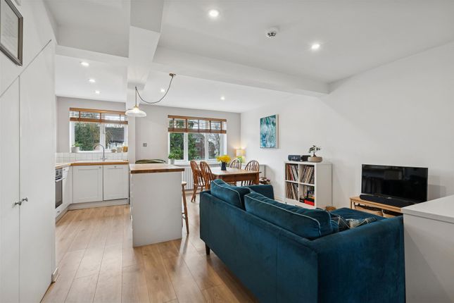 73, Hogarth Crescent, Colliers Wood photo 4