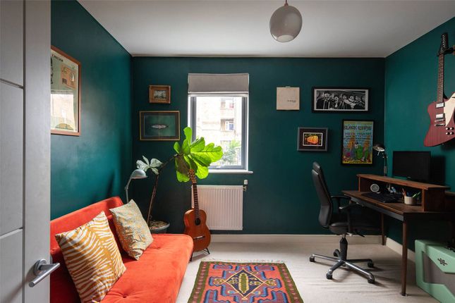 Flat for sale in Tryon Crescent, Hackney, London
