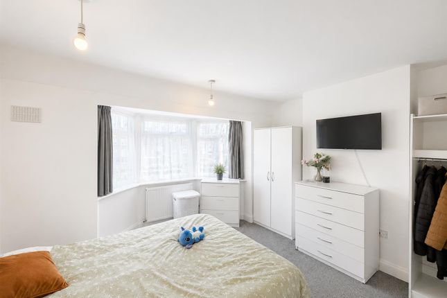 13, The Greenway, Hounslow photo 3