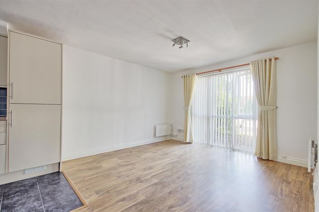 3 Drakes Court, High Street, Longstanton photo 2