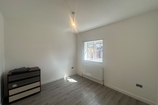 2, Edward Road, FELTHAM photo 5