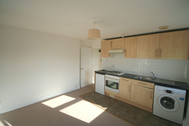 Flat E, 242, London Road, Mitcham photo 2