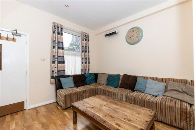 A Cozy Living Room Featuring A Spacious, Comfortab...