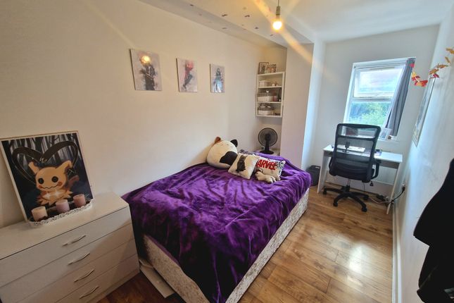 2, LUTON photo 5