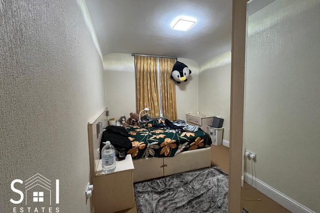 4, Richmond Crescent, Staines-upon-thames photo 4