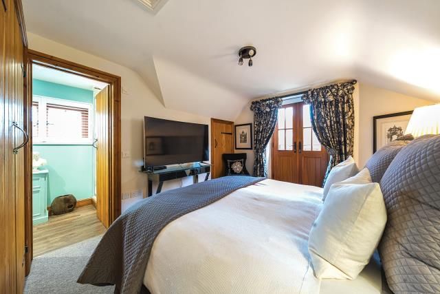 Whitegate Cottage,, Playhatch, Oxfordshire photo 4