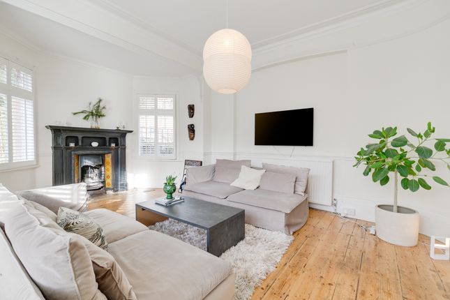 End terrace house for sale in Firs Avenue, London