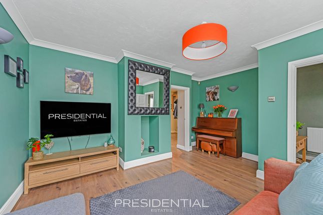 27 Honeycroft, Loughton photo 2
