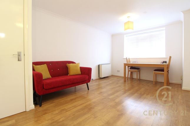 Flat for sale in Rothesay Avenue, London