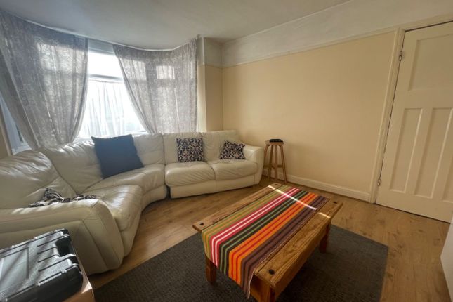 215, Crawley Green Rd, Luton photo 3