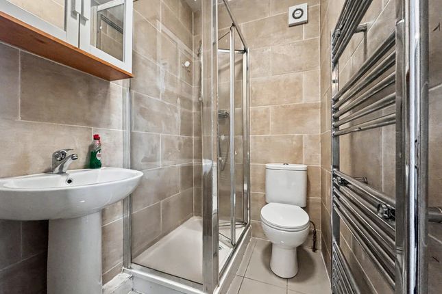 11, Chatsworth Crescent, Hounslow photo 4