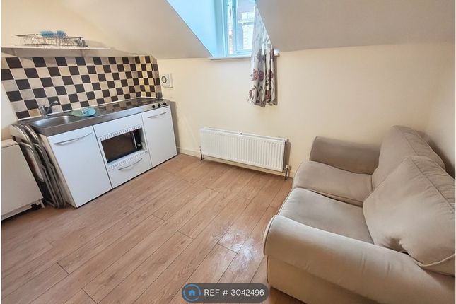 Studio flat on A High St South, Dunstable, £800/mo
