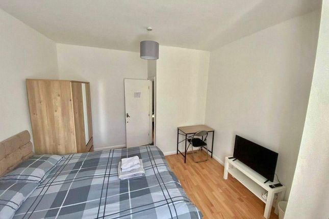 Thumbnail Flat to rent in Stockwell Green, London