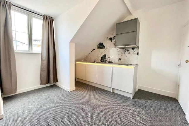 Third Floor Rear Flat, 35 Bond Street, London photo 3