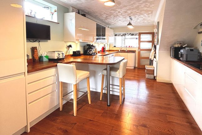 8 Rodney Close, Gloucester photo 2